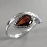 Schmuck-Michel Damen Ring Silber 925 Granat Tropfen 1,5 Karat (1000) Ringgröße 53
